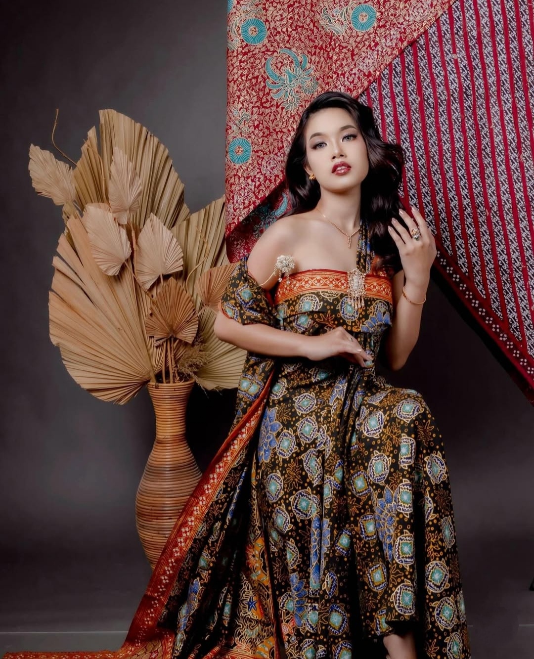 Perajin mengenakan kain batik Tradjumas dengan motif khas Depok